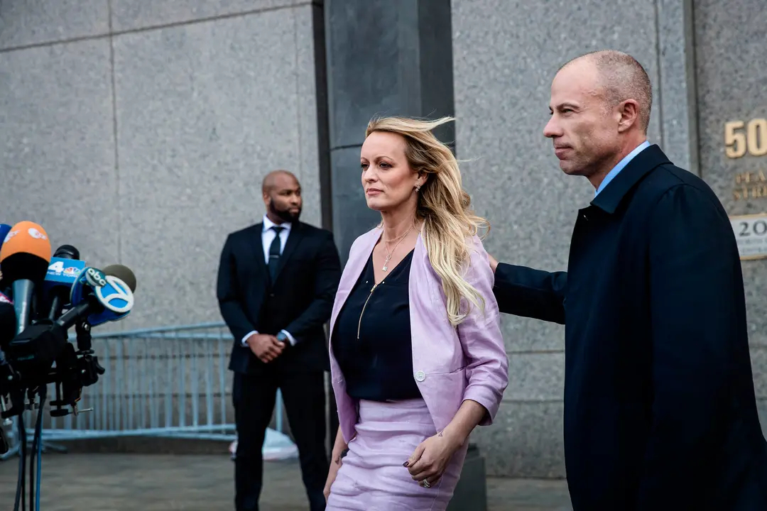 (Arriba) Personas se reúnen frente a la Torre Trump la mañana después de que el expresidente Donald Trump fuera acusado por un jurado en Nueva York el 31 de marzo de 2023. (Abajo) La actriz de cine para adultos Stephanie Clifford, alias Stormy Daniels , y su abogado, Michael Avenatti, hablan con los medios de comunicación a la salida de la Corte del Distrito Sur de Nueva York, en la ciudad de Nueva York, el 16 de abril de 2018. (Spencer Platt/Getty Images, Drew Angerer/Getty Images)