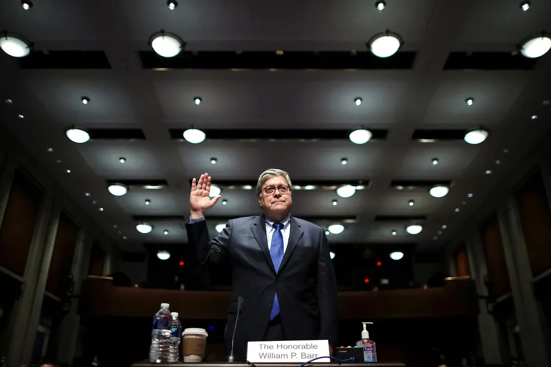 El fiscal general de Estados Unidos, William Barr, jura su cargo antes de testificar ante el Comité Judicial de la Cámara de Representantes en el Capitolio de Estados Unidos el 28 de julio de 2020. (Chip Somodevilla/Getty Images)