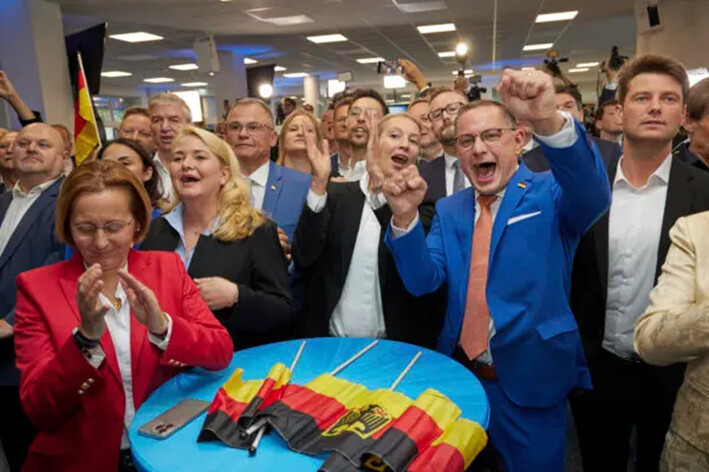 Alice Weidel (centro) y Tino Chrupalla (centro der.), ambos presidentes federales de AfD, animan en la sede del partido AfD durante la previsión para las elecciones europeas, en Berlín, el 9 de junio de 2024. (Joerg Carstensen/dpa vía AP)