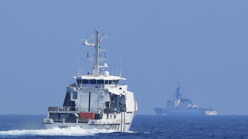 El barco patrullero de la guardia costera filipina Gabriela Silang (i) y el barco de la guardia costera estadounidense Stratton (d) participan en un ejercicio marítimo con Japón en el Mar de China Meridional frente a Mariveles, provincia de Bataan, el 6 de junio de 2023. (Ted Aljibe/AFP  vía Getty Images)