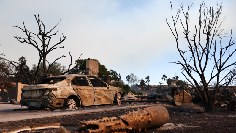 Una vista de una casa que fue destruida en el incendio de montaña que continúa ardiendo el 7 de noviembre de 2024 en Camarillo, California. (Mario Tama/Getty Images)