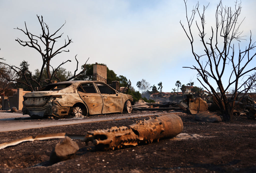 Incendio en California obliga a evacuar a 10,000 personas