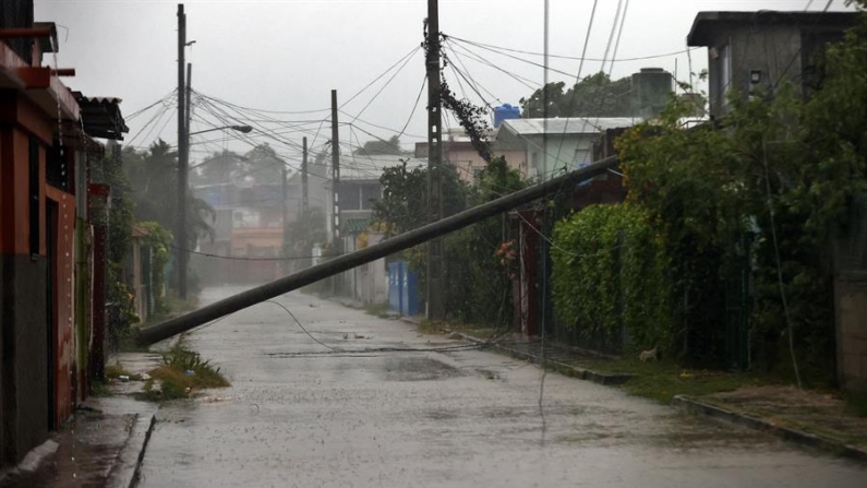 Fotografía que muestra un poste de red eléctrica caído debido al paso del huracán Rafael en La Habana (Cuba). EFE/ Ernesto Mastrascusa
