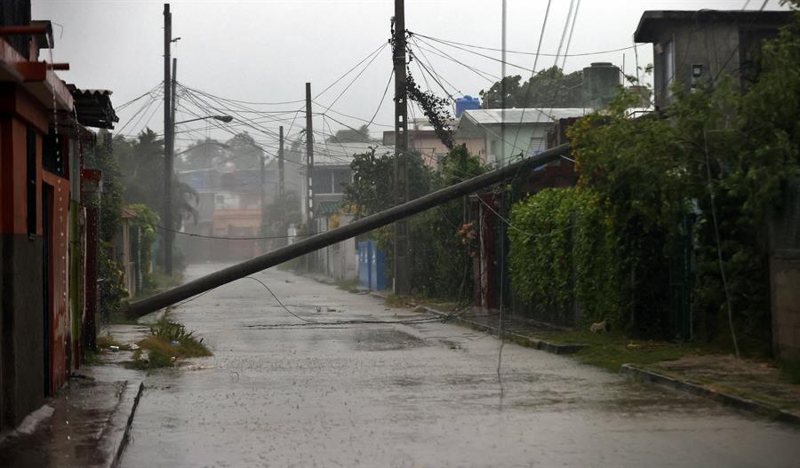 Paso de huracán Rafael deja derrumbes, sótanos inundados y otro apagón total en La Habana