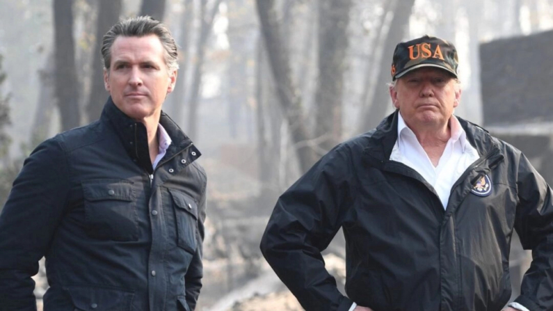 El presidente Donald Trump (R) mira junto al gobernador electo de California Gavin Newsom, mientras ven los daños de los incendios forestales en Paradise, California, el 17 de noviembre de 2018. (Saul Loeb/AFP vía Getty Images)