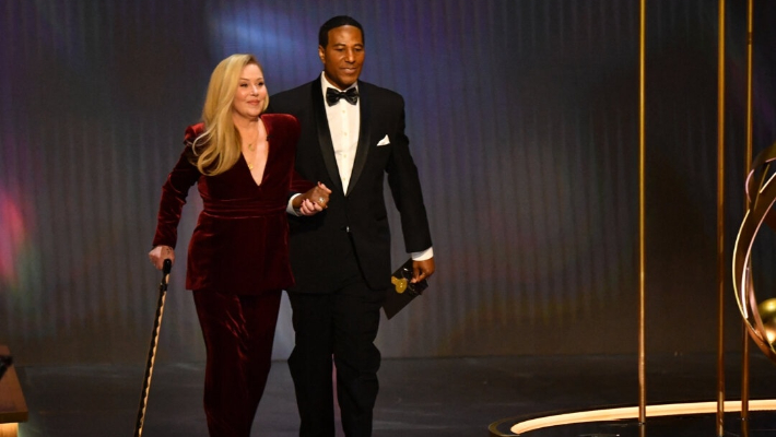 Christina Applegate llega al escenario durante la 75.ª edición de los premios Emmy en el Peacock Theatre de Los Ángeles, California, el 15 de enero de 2024. (Valerie Macon/AFP vía Getty Images)