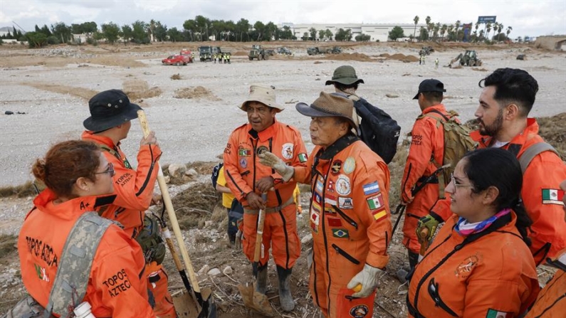 Un grupo de rescatistas mexicanos, de la Brigada Internacional de Rescate Topos Azteca, durante las tareas de búsqueda y rescate en la rambla del Poyo, una de las principales vías que recorrió el agua durante la riada, el 7 de noviembre de 2024 en Valencia (España). EFE/ Chema Moya