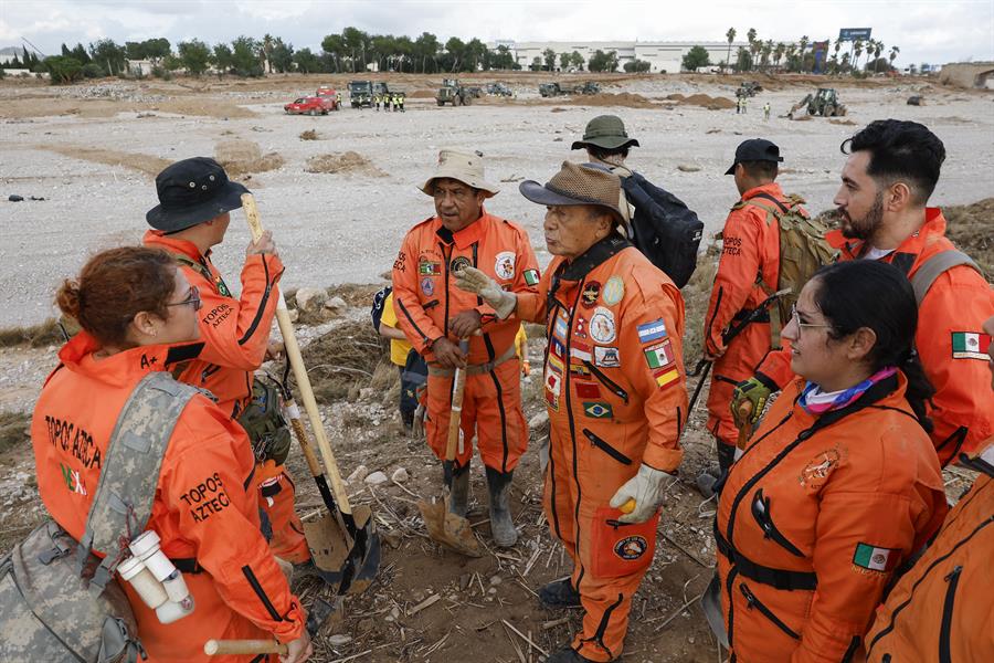 Rescatistas mexicanos colaboran en búsqueda de cadáveres en Valencia