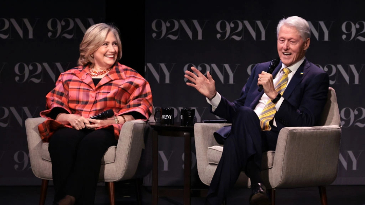 (I-D) La secretaria Hillary Rodham Clinton y el presidente Bill Clinton hablan en el escenario durante In Conversation with David Rubenstein en The 92nd Street Y, Nueva York, el 4 de mayo de 2023. (Jamie McCarthy/Getty Images)
