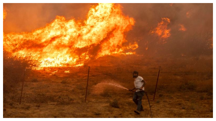 Los bomberos trabajan mientras arde el Mountain Fire el 7 de noviembre de 2024 cerca de Moorpark, California. (Mario Tama/Getty Images)