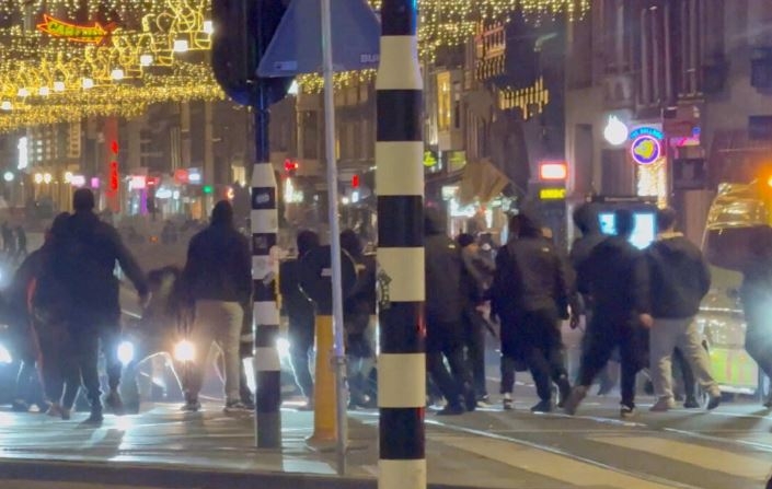 Seguidores de fútbol israelíes y jóvenes holandeses se enfrentan cerca de la estación central de Ámsterdam, en Ámsterdam, Países Bajos, el 8 de noviembre de 2024, en esta imagen fija obtenida de un vídeo en las redes sociales. (X/iAnnet/vía Reuters)