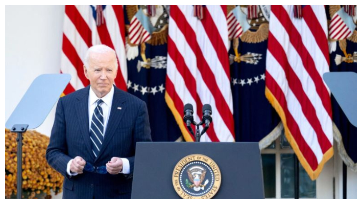 El presidente Joe Biden se marcha tras dirigirse a la nación desde el Jardín de las Rosas de la Casa Blanca el 7 de noviembre de 2024. (Saul Loeb/AFP vía Getty Images)