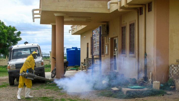 Un hombre desinfecta un centro de aislamiento rural donde los pacientes reciben tratamiento contra el cólera en Wad Al-Hilu, en el estado de Kassala, al este de Sudán, el 17 de agosto de 2024. (AFP vía Getty Images).