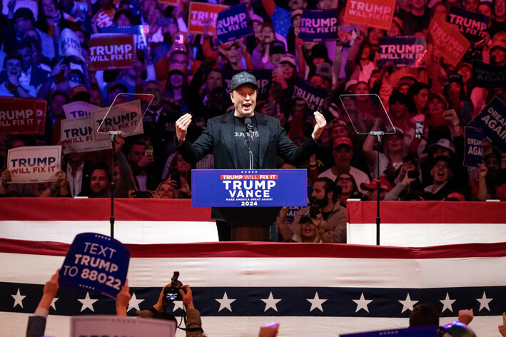 Elon Musk, CEO de SpaceX y X, habla durante un mitin de campaña del candidato presidencial republicano, el expresidente Donald Trump, en el Madison Square Garden de Nueva York, el 27 de octubre de 2024. (Samira Bouaou/The Epoch Times)