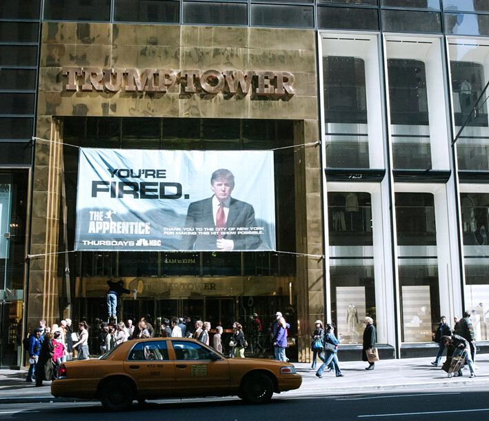 Un cartel con las palabras «Estás despedido» anunciando el programa de televisión «The Apprentice» cuelga en la Torre Trump en Nueva York, el 15 de abril de 2004. (Peter Kramer/Getty Images)