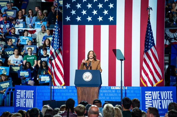 La candidata demócrata a la vicepresidencia Kamala Harris habla en el Wings Event Center de Kalamazoo, Michigan, el 26 de octubre de 2024. (Madalina Vasiliu/The Epoch Times)