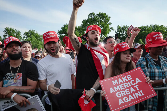 Los partidarios del expresidente Donald Trump observan mientras éste realiza un mitin en el bastión demócrata del sur del Bronx, en la ciudad de Nueva York, el 23 de mayo de 2024. (Spencer Platt/Getty Images)