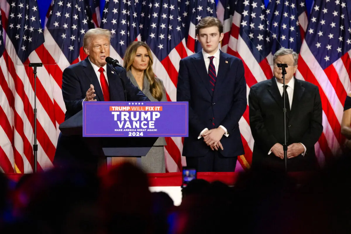 El presidente electo Donald Trump es acompañado por su esposa, Melania Trump, y su hijo Barron Trump mientras habla a sus partidarios en West Palm Beach, Florida, el 6 de noviembre de 2024. (John Fredricks/The Epoch Times)