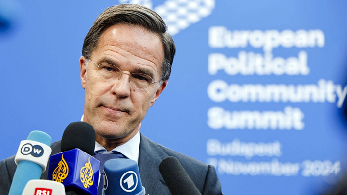 El secretario General de la OTAN, Mark Rutte, responde a las preguntas de los periodistas a su llegada a la Cumbre de la Comunidad Política Europea en Budapest, el 7 de noviembre de 2024. (Ludovic Marin/AFP vía Getty Images)