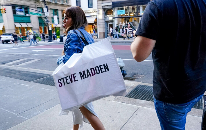 Una mujer que lleva una bolsa de compras de Steve Madden camina por el barrio de SoHo de la ciudad de Nueva York, el 21 de septiembre de 2023. (Bing Guan/Reuters)