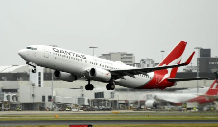 Un avión de Qantas despega del aeropuerto internacional de Sídney, en Sídney, el 6 de mayo de 2021. (Saeed Khan/AFP vía Getty Images)