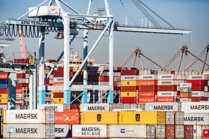 Contenedores marítimos esperando a ser transferidos desde el puerto de Long Beach, California, el 14 de octubre de 2021. (John Fredricks/The Epoch Times)