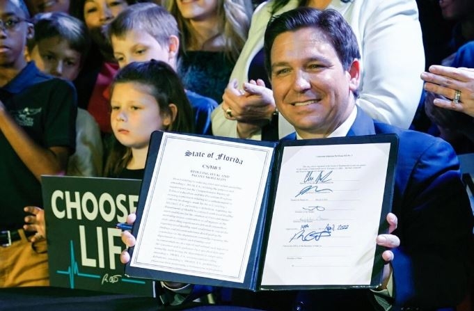 El gobernador de Florida, Ron DeSantis, sostiene una ley de prohibición del aborto de 15 semanas después de firmarla el 14 de abril de 2022, en Kissimmee, Florida. (AP Photo/John Raoux, Archivo)