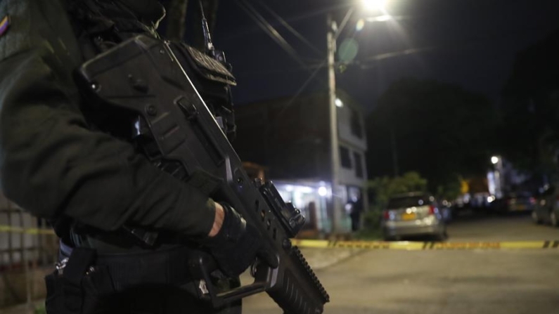 Fotografía de archivo en la que un policía presta guardia en Jamundí, Valle del Cauca (Colombia). EFE/ Ernesto Guzmán