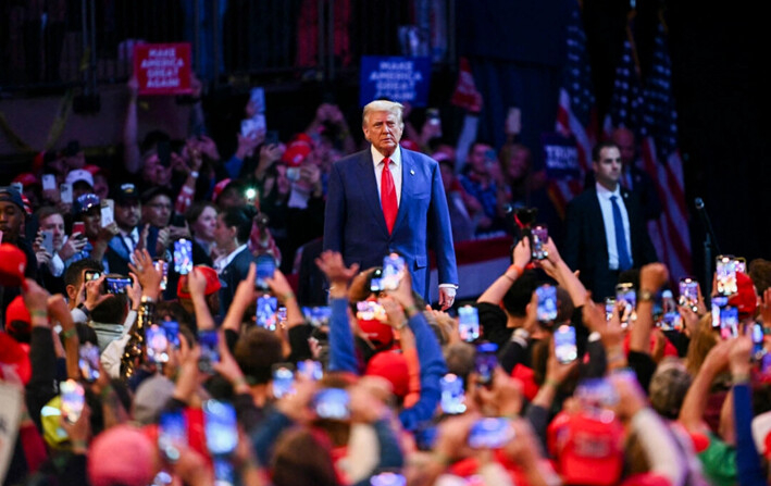 El expresidente y candidato presidencial republicano Donald Trump llega para hablar durante un mitin de campaña en el Madison Square Garden de Nueva York, el 27 de octubre de 2024. (Angela Weiss/AFP vía Getty Images)