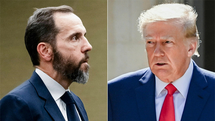 (Izquierda) El abogado especial Jack Smith en Washington el 1 de agosto de 2023; (Derecha) El expresidente Donald Trump en Palm Beach, Florida, el 8 de noviembre de 2022. (Saul Loeb/Eva Marie Uzcategui/AFP vía Getty Images)