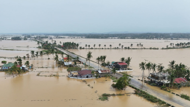 Una fotografía aérea muestra casas y campos de arroz inundados en la ciudad de Buguey, provincia de Cagayán, el 8 de noviembre de 2024, después de que el tifón Yinxing azotara la provincia. (John Dimain/AFP vía Getty Images)