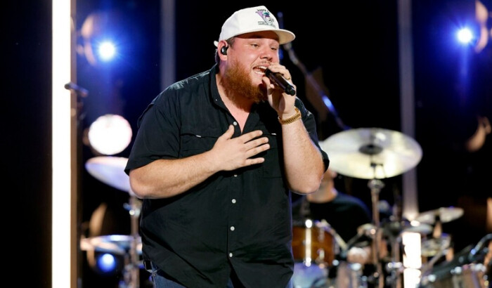 Luke Combs admite que todo este tiempo cantó la letra equivocada en su versión de «Fast Car»