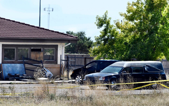 Un coche fúnebre y escombros en la parte trasera de la funeraria Return to Nature Funeral Home, en Penrose, Colorado, el 5 de octubre de 2023. (Jerilee Bennett/The Gazette vía AP)