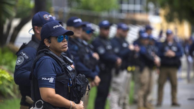 Integrantes de la policía vigilan el lugar donde fue reportado un explosivo, en San Juan (Puerto Rico). Fotografía de archivo. EFE/Thais Llorca