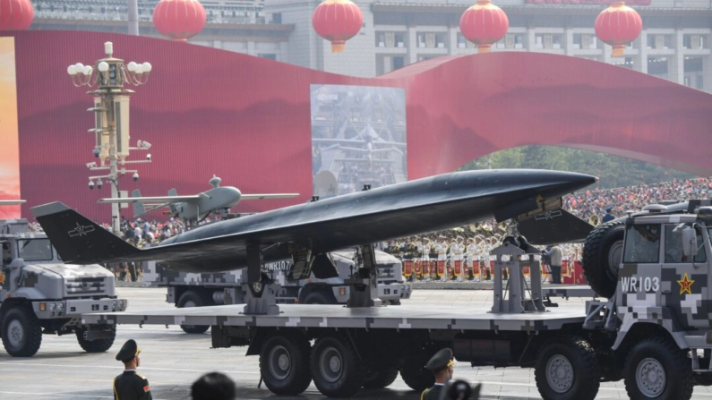 Un vehículo militar que transporta un dron supersónico de reconocimiento WZ-8 participa en un desfile militar en la plaza de Tiananmen, en Beijing, el 1 de octubre de 2019. (Greg Baker/AFP vía Getty Images)