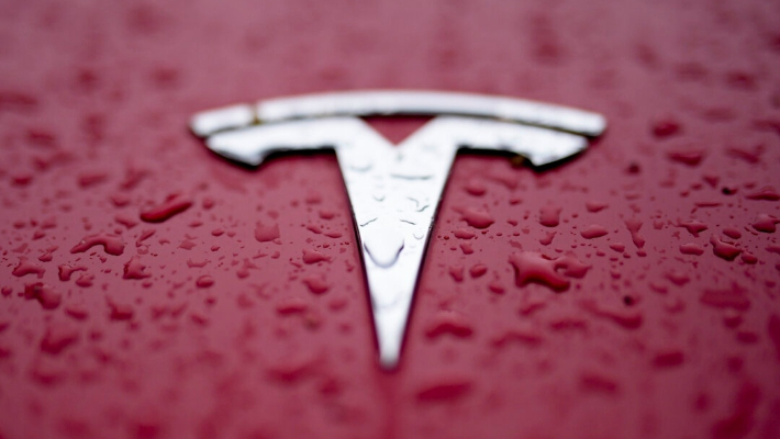 Un logotipo de Tesla se muestra el 27 de febrero de 2024, en Charlotte, N.C. (Chris Carlson/AP)