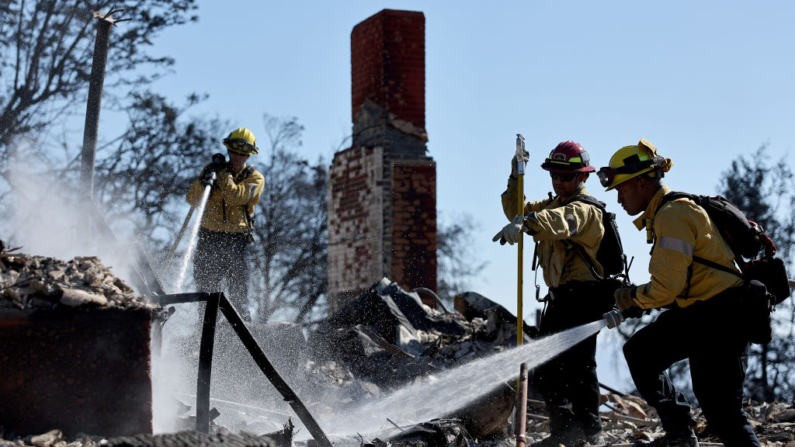 La Estación 105 del Departamento de Bomberos de Los Ángeles limpia con manguera los puntos críticos de una casa que fue destruida en el incendio de Mountain el 8 de noviembre de 2024 en Camarillo, California. (Mario Tama/Getty Images)