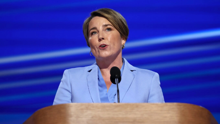 La gobernadora de Massachusetts, Maura Healey, habla en el escenario de la Convención Nacional Demócrata en el United Center de Chicago el 22 de agosto de 2024. (Justin Sullivan/Getty Images)