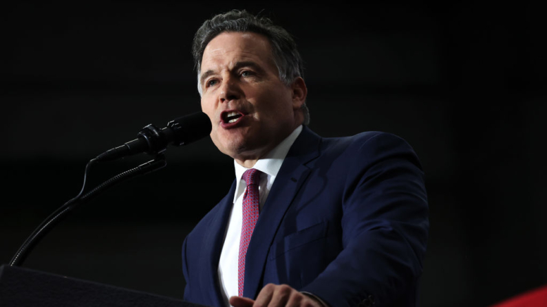 Dave McCormick, candidato republicano de Pensilvania al Senado de Estados Unidos, habla durante el mitin de campaña del candidato presidencial republicano, ahora presidente electo de Estados Unidos Donald Trump, en Riverfront Sports el 9 de octubre de 2024 en Scranton, Pensilvania. (Michael M. Santiago/Getty Images)