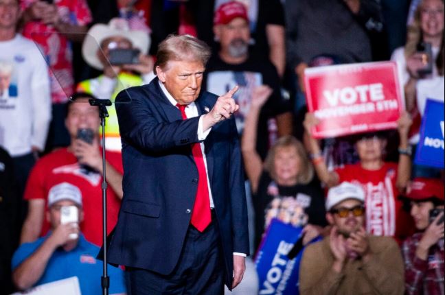 El candidato presidencial republicano, el expresidente Donald Trump, habla durante un acto de campaña en el Lee's Family Forum en Henderson, Nevada, el 31 de octubre de 2024. (Jacob Kepler para The Epoch Times)