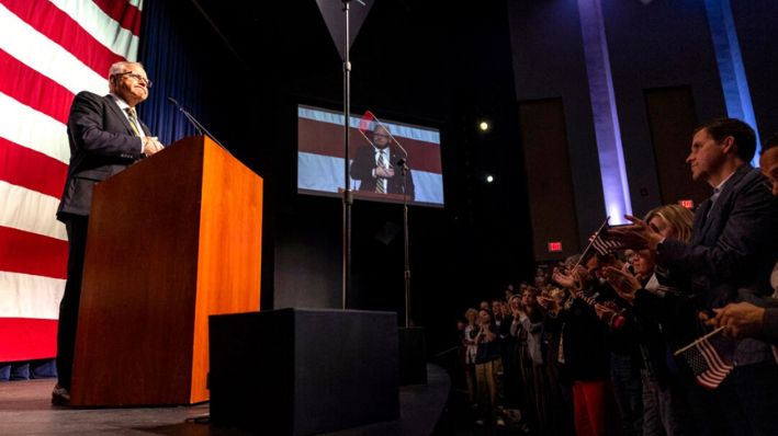 El gobernador de Minnesota, Tim Walz, recibe una gran ovación durante su discurso en el Eagan High School de Eagan, Minnesota, el 8 de noviembre de 2024. (Ayrton Breckenridge/Star Tribune vía AP)