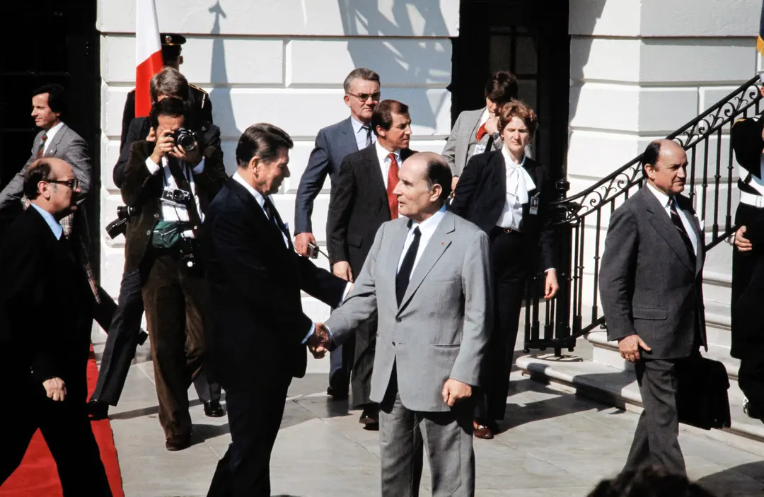 El Presidente francés François Mitterrand (dcha.) y el presidente Ronald Reagan (izq.) se dan la mano tras sus conversaciones en la Casa Blanca en Washington el 12 de marzo de 1982. Wiles fue asistente especial del presidente desde 1981 hasta 1982 en la Oficina Ejecutiva. (-/AFP vía Getty Images)