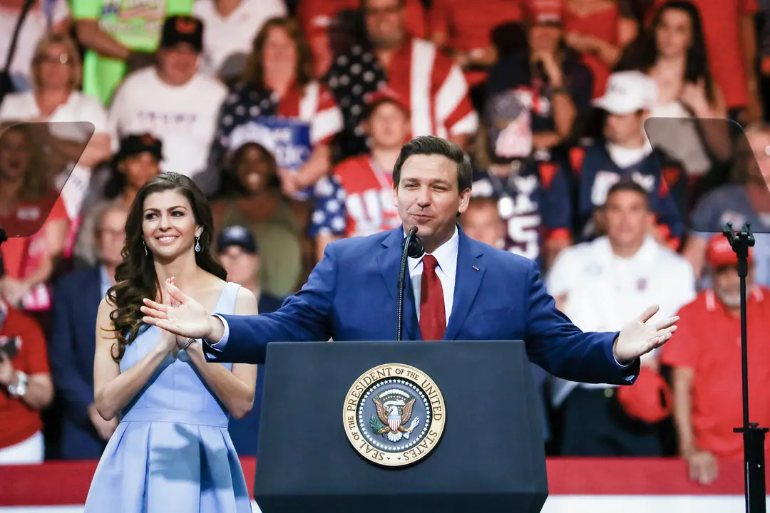 El candidato republicano a gobernador de Florida Ron DeSantis y su esposa en un mitin de Make America Great Again en Fort Myers, Florida, el 31 de octubre de 2018. (Charlotte Cuthbertson/The Epoch Times)