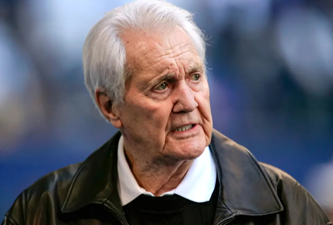 Pat Summerall camina por la banda durante los calentamientos del partido de los playoffs divisionales de la NFC entre los Dallas Cowboys y los New York Giants en el Texas Stadium de Irving, Texas, el 13 de enero de 2008. (Ronald Martinez/Getty Images)