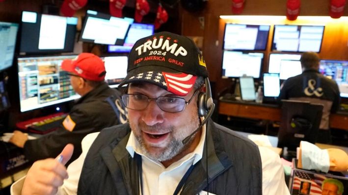 El operador Michael Capolino lleva una gorra de Trump mientras trabaja en el parqué de la Bolsa de Nueva York (NYSE) antes de la campana de apertura, en Nueva York, el 6 de noviembre de 2024. (Timothy A. Clary/AFP/Getty Images)