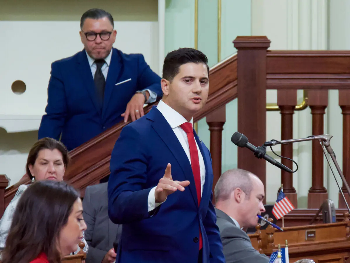 El asambleísta Bill Essayli se dirige a la Legislatura en el pleno de la Asamblea en el Capitolio en Sacramento, California, el 31 de agosto de 2024. (Travis Gillmore/The Epoch Times)