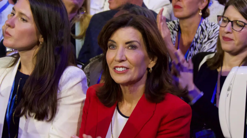 La gobernadora de Nueva York, Kathy Hochul, en el pleno de la Convención Nacional Demócrata en Chicago el 21 de agosto de 2024. (Travis Gillmore/The Epoch Times)
