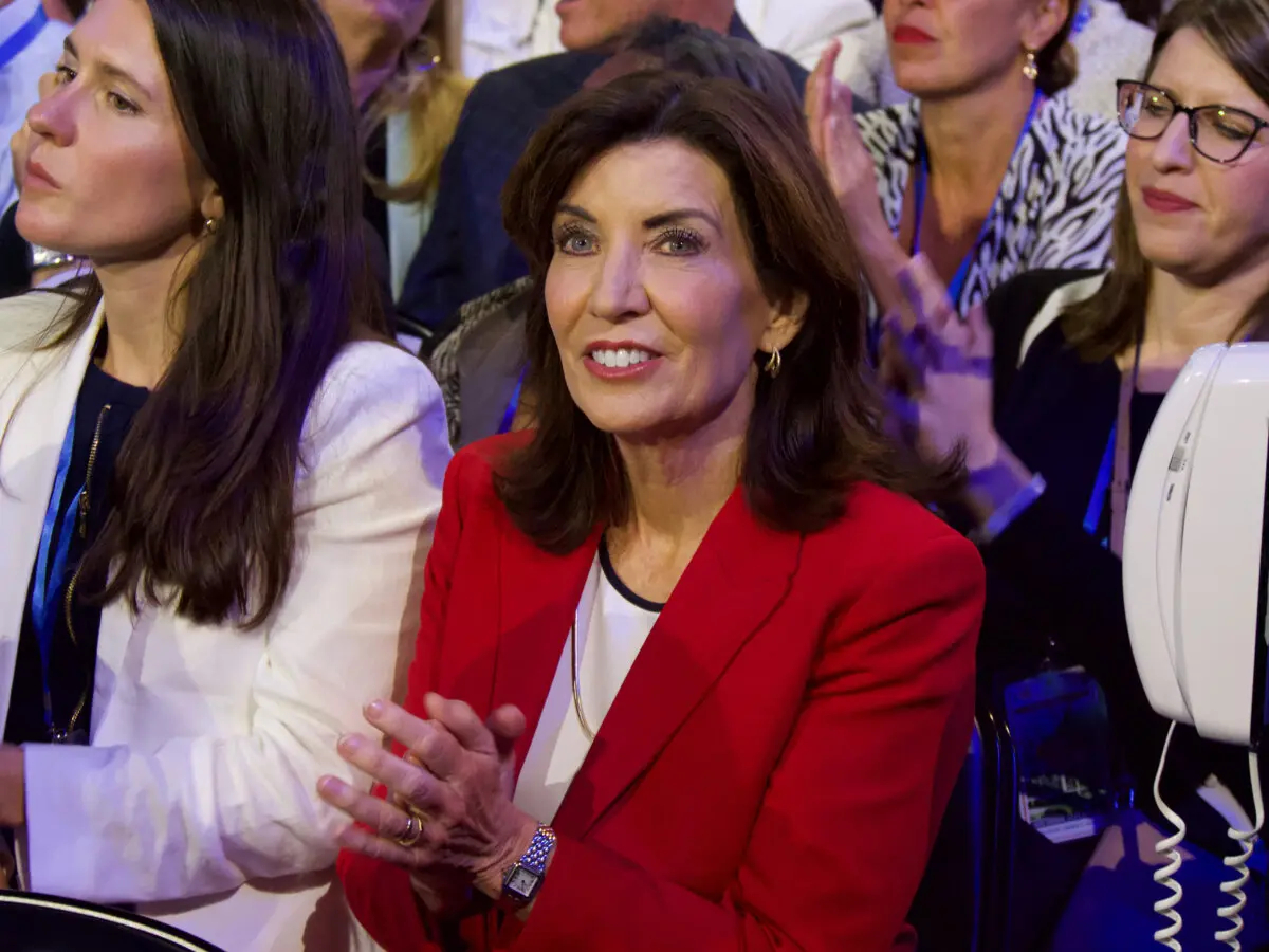 La gobernadora de Nueva York, Kathy Hochul, en el pleno de la Convención Nacional Demócrata en Chicago el 21 de agosto de 2024. (Travis Gillmore/The Epoch Times)