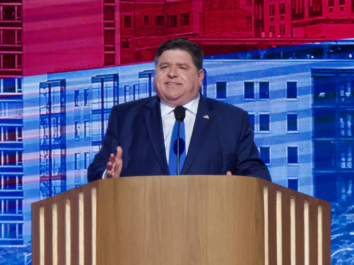 El gobernador de Illinois, J.B. Pritzker, se dirige a la multitud en la Convención Nacional Demócrata en Chicago el 20 de agosto de 2024. (Travis Gillmore/The Epoch Times)