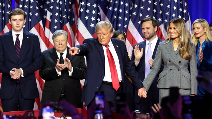 El expresidente Donald Trump gesticula en el escenario durante un acto de la noche electoral en el Centro de Convenciones de Palm Beach, en West Palm Beach, Florida, el 6 de noviembre de 2024. (Win McNamee/Getty Images)